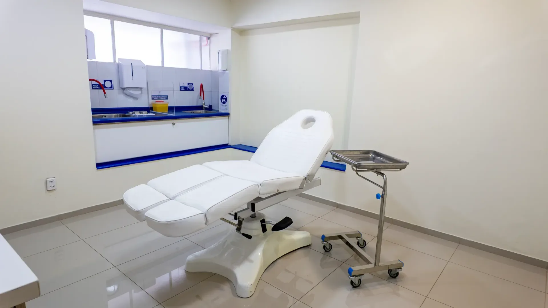Box de atención con sillón clínico y lavamanos en LugoMed