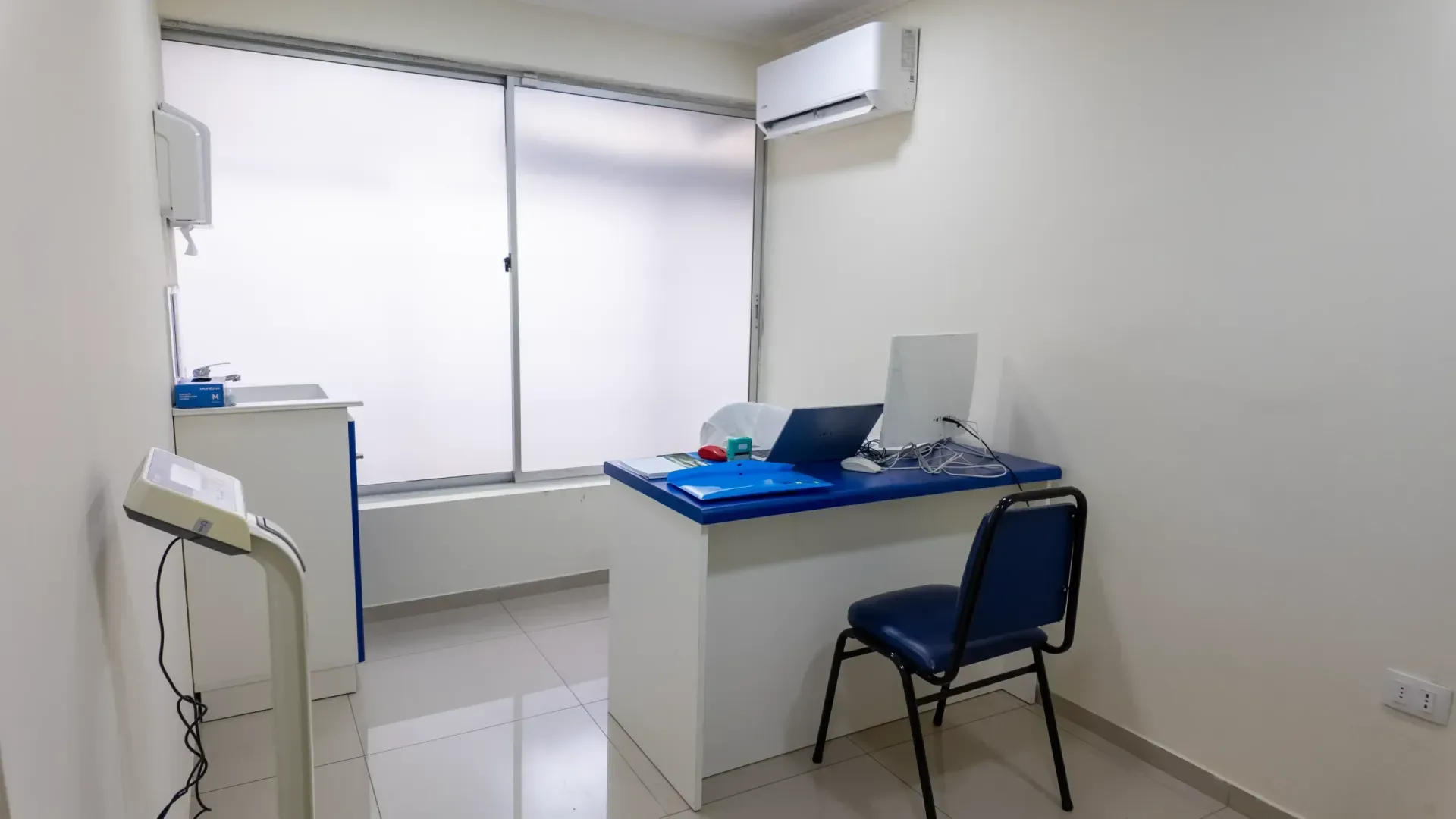 Consulta médica con escritorio e iluminación natural en LugoMed