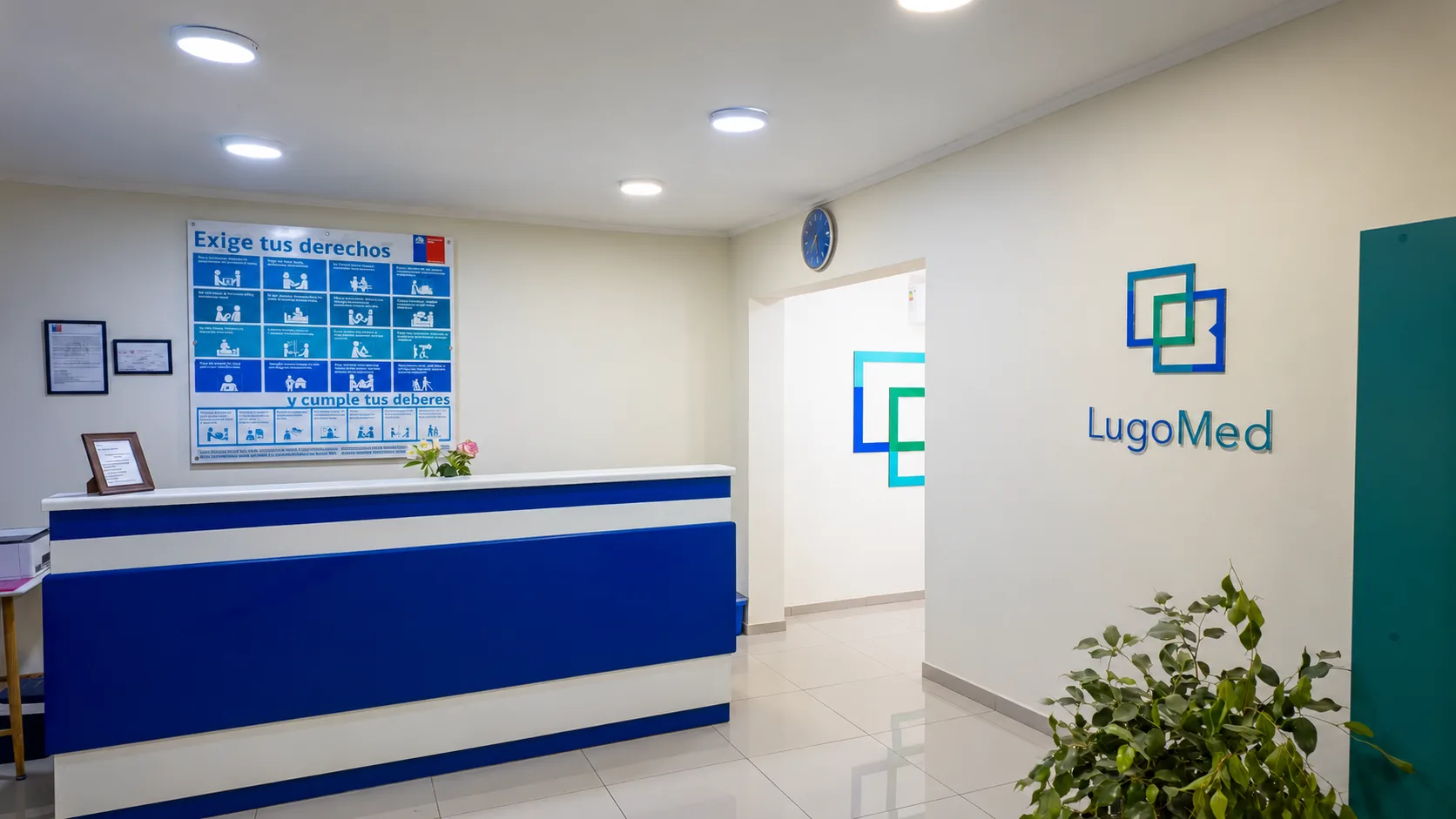 Recepción de LugoMed con mostrador y área de espera