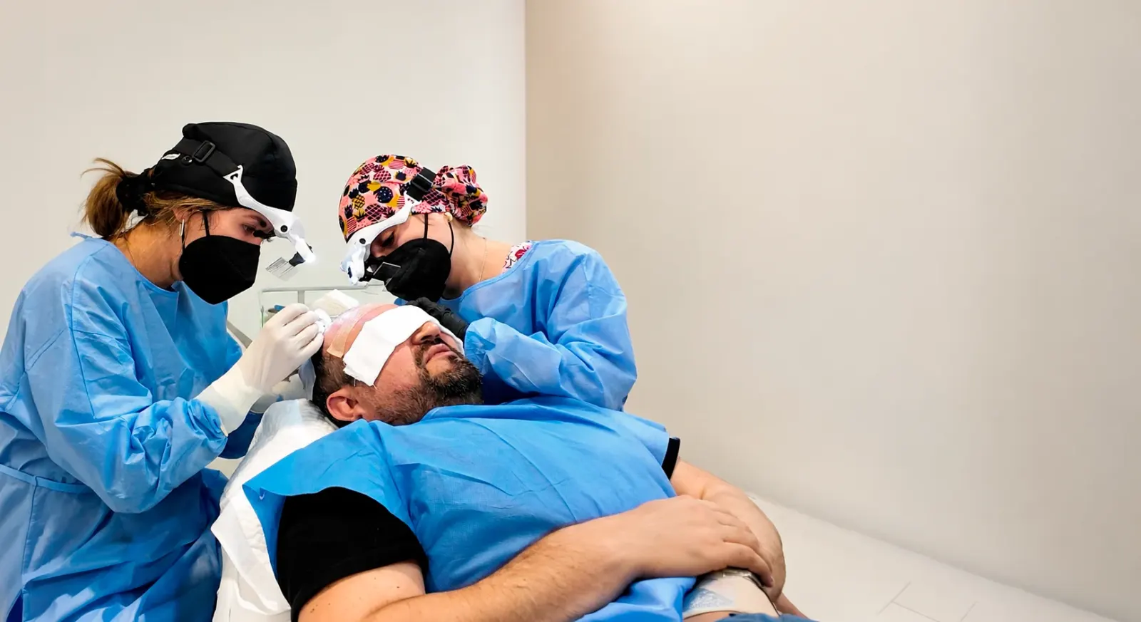 Equipo médico durante un procedimiento de implante capilar